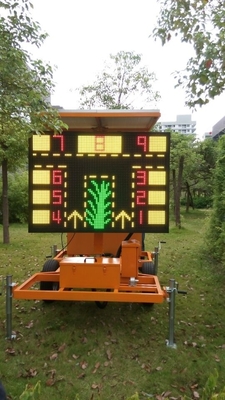 EN12966交通危険信号の移動式トラックのトレーラーはLEDスクリーンを取付けた